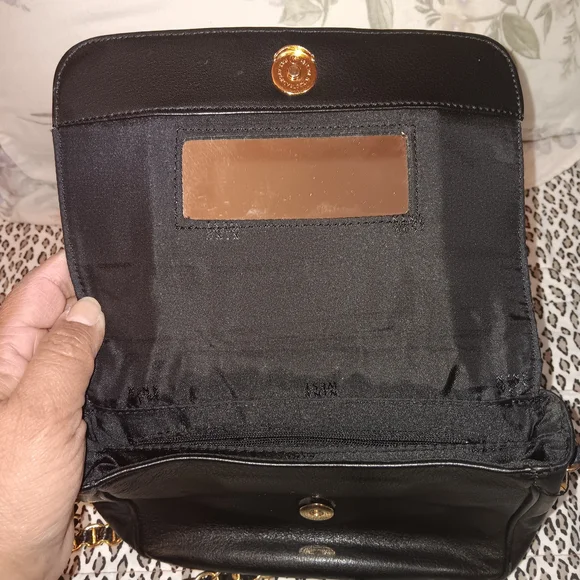 Chic Black Leather Shoulder Bag with Gold Chain - Picture 5 of 12